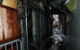[ẢNH] Những nguy hiểm rình rập tại hiện trường vụ cháy khu nhà trọ bệnh nhân ở đường Đê La Thành